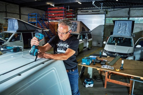 Makita Akku-Multifunktionswerkzeug 18V Multitool DTM52RF1 + Akku + DC18RC