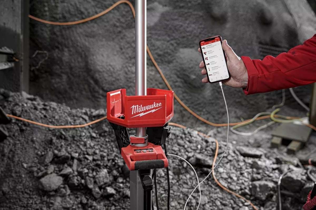 MILWAUKEE M18 Akku-Baustrahler – 6000 Lumen, Verstellbarer Kopf, Mit Stativ